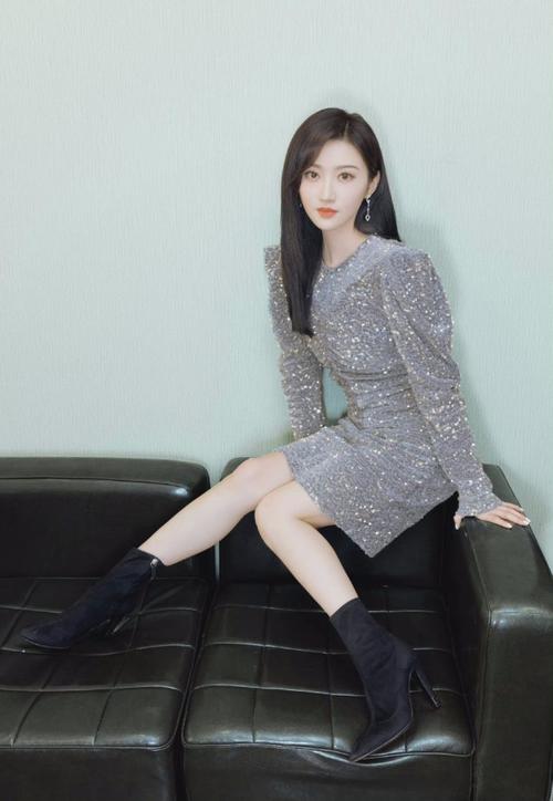 景甜穿亮片短裙配短靴身材纤细白到发光