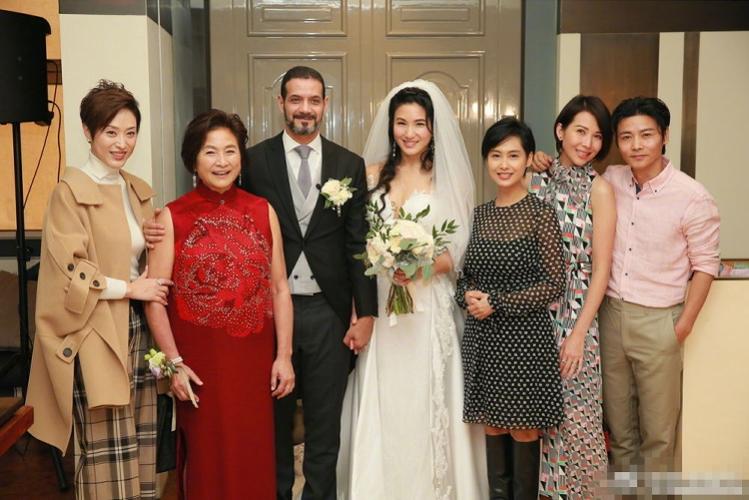 郑佩佩爱女原子鏸与外籍老公结婚