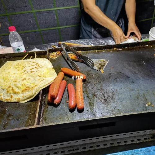 大雨天里仍然有小商贩在路边摆摊卖鸡蛋灌饼,买一个,他暖我也暖_鸡蛋