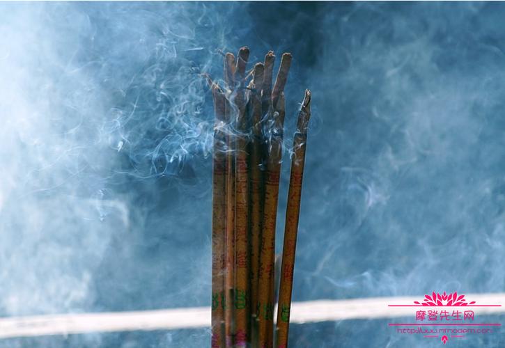 一把香烧香怎么看香火凶吉,烧香时香从中间烧断了暗示什么