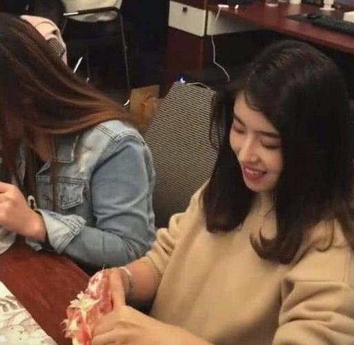 抖音"办公室王祖贤"走红,一笑瞬间惊艳众人,网友:不是