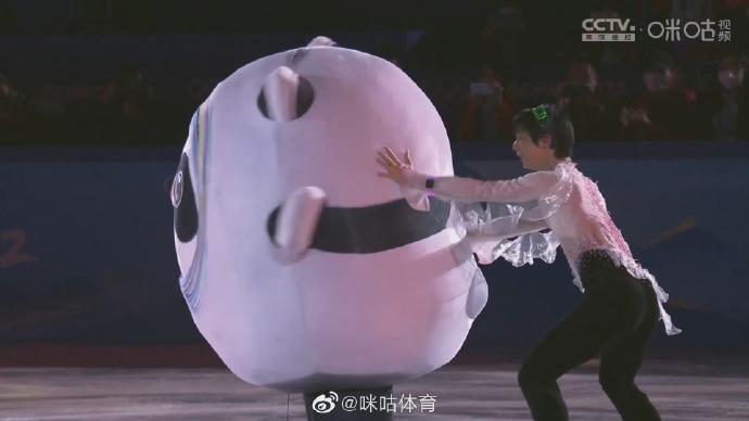 羽生结弦再抱冰墩墩