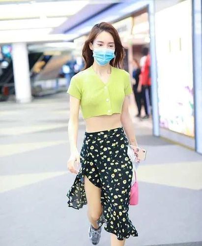 被金晨身材美到了,针织衫配开叉裙秀"马甲线"