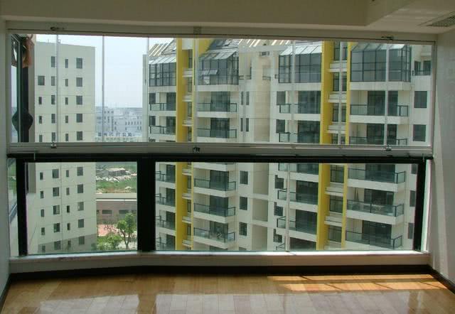 装修封阳台,现在都流行用这种代替框架玻璃窗,安全又美观