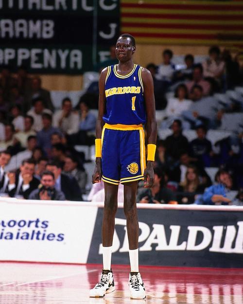80年代nba第一高人马努特-波尔≤large≥ 只比姚明高5cm ¨ww3>?