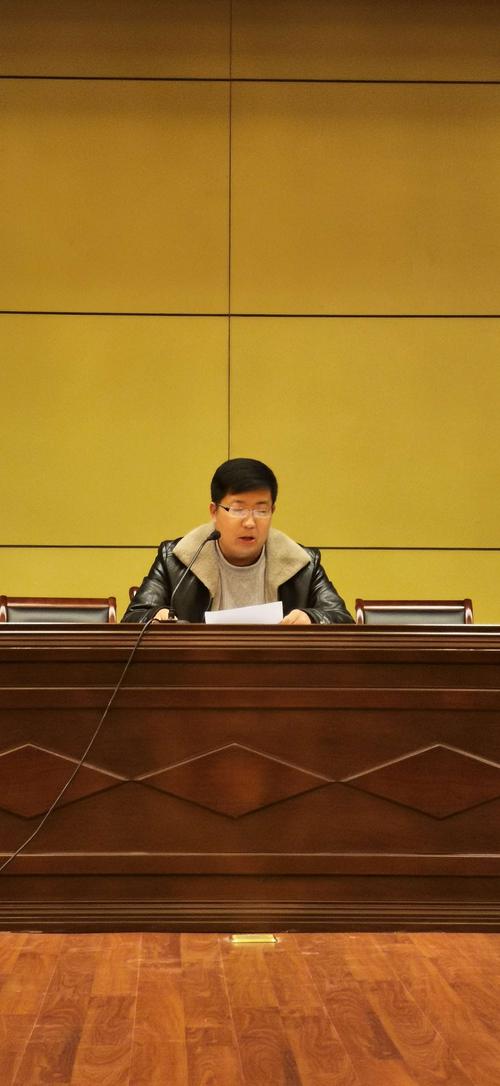 李富明副主任主持会议