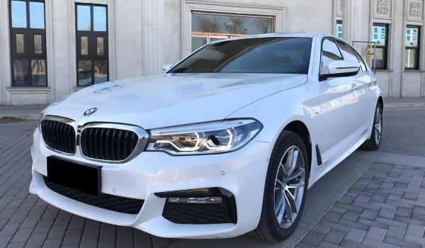 奔驰e级和宝马5系哪个好 宝马5系空间大顶配仅售55万