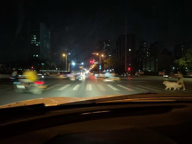 河南新乡夜景很美!回家的路上晚上11点多还有人骑电车
