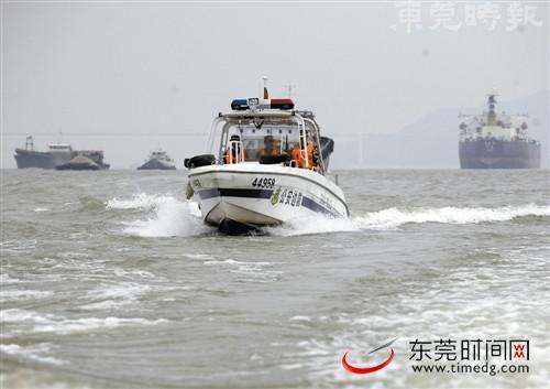 快艇飞驰 海警威武(组图)