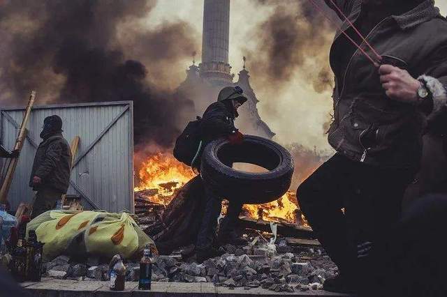 同样是中型战争,2003年的伊拉克战争中,美国在不到两个月的进攻时