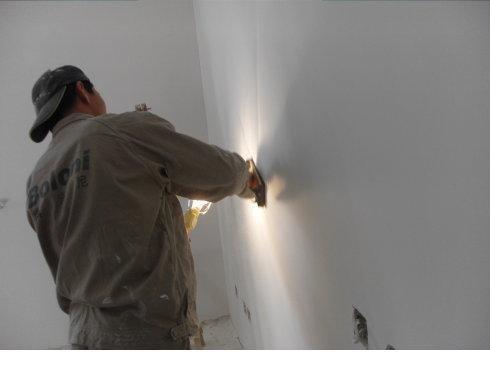 油工正在打磨墙面