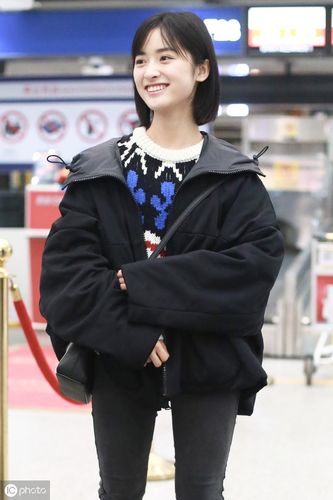 当红女星沈月机场照