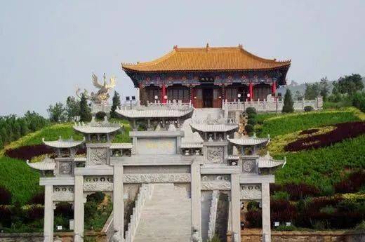周公庙风景名胜区,风景秀丽,三面环山,惟南边与平地相接,形似簸箕,因