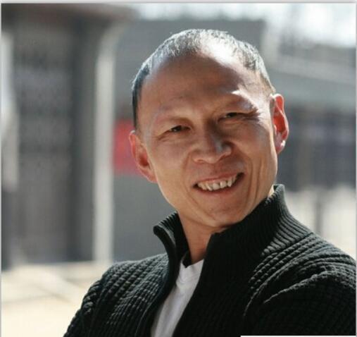 他和赵薇黄晓明是同学,演丑角坏蛋出名生活中却是个好