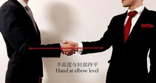 职场礼仪很重要,交际握手有讲究,与老板外出时要注意握手的细节