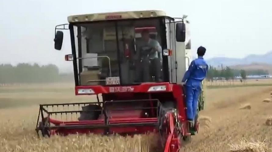 中国制造能将小麦秸秆打捆的收割机一起看看效果怎么样