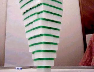 世态万象2008年9月12日   江苏一家幼儿园用麻将做教具,称麻将比积木