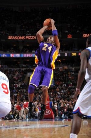 图文-[常规赛]湖人93-76人81 科比后仰跳投