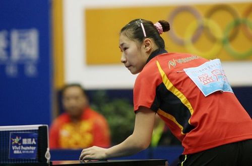 图文:乒乓球全锦赛女团决赛 盛丹丹静观局势