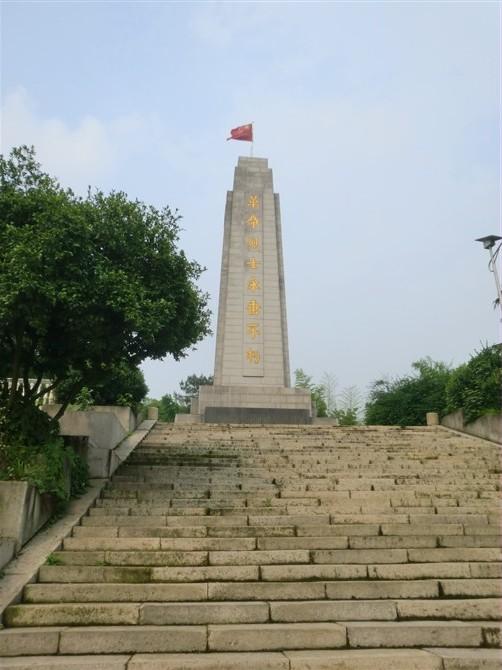  p>华容是烈士陵园兴建于1960年,位于城东北郊徒岗山,占地面积218亩