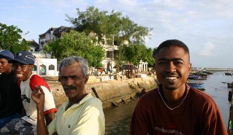 头发不像非洲人那样卷曲柔软,个头也没有那么高,他们身上有明显的亚非