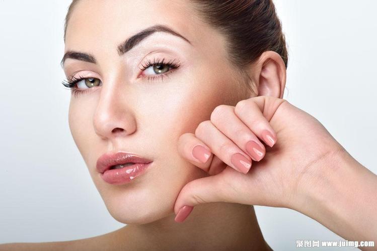 皮肤白皙的女人图片