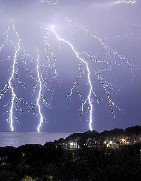 其它 小班艺术—《夏天的雷雨》—赵媛媛 写美篇闪电,打雷和下雨,这就