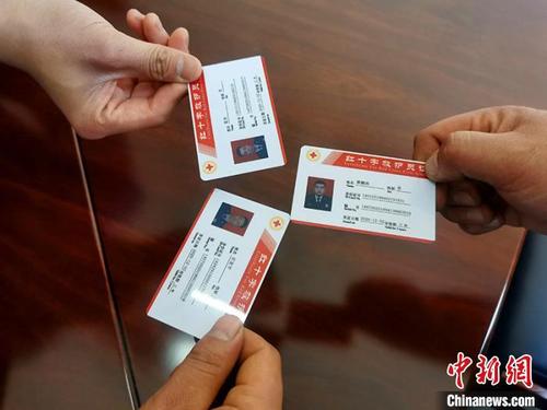 山西晋中48名消防员获颁《红十字救护员证》 迈向"一专多能"