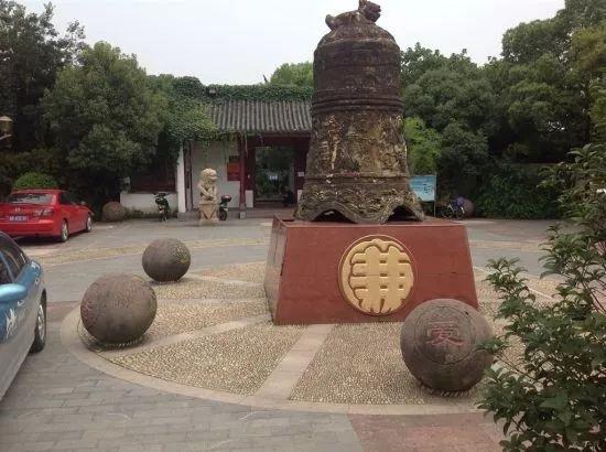在鄂南指挥部队作战中负重伤牺牲 (镇海寿昌公园内的陈寿昌烈士塑像