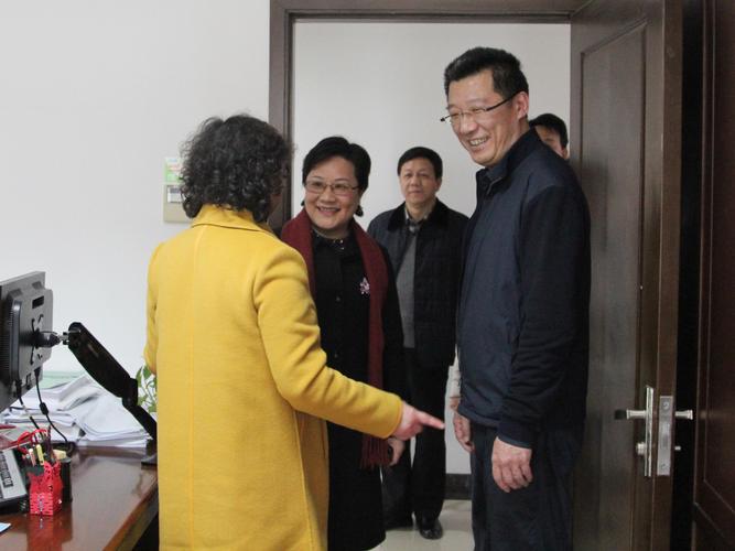 新年上班第一天,顾央军局长带领局领导班子成员来到局机关各处室,单位