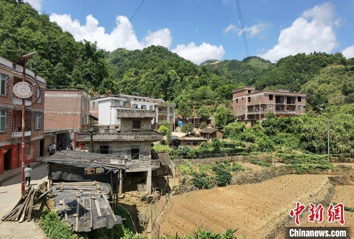 图为广西梧州市苍梧县六堡镇山坪村. 杨陈 摄