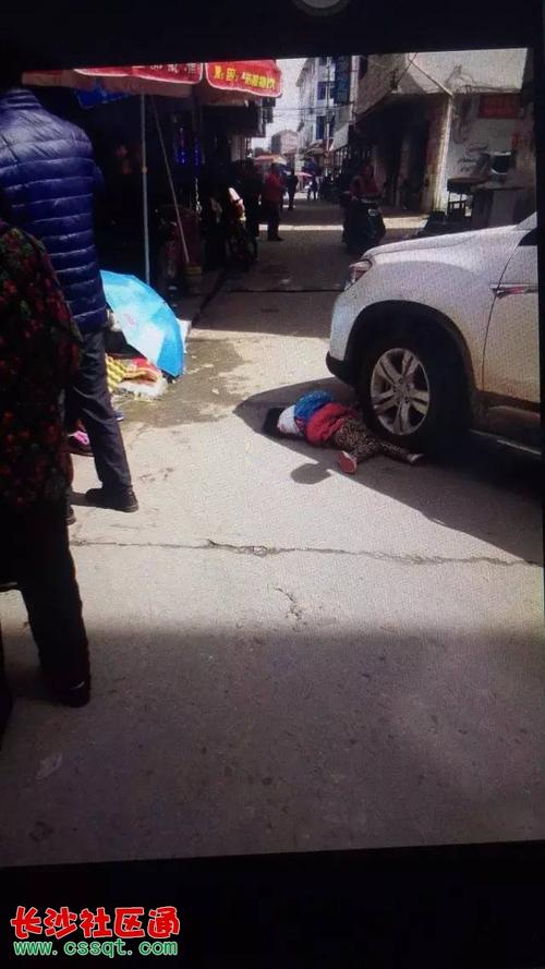 江西吉安某小区楼下发生一起惨痛车祸 3岁小女孩当场死亡!