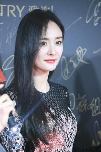 杨幂的4套红毯礼服,"网格鳞片裙"最出彩,果然颜值高就