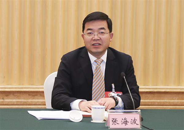 张海波在参加乳山代表团审议时强调:全力冲击新目标