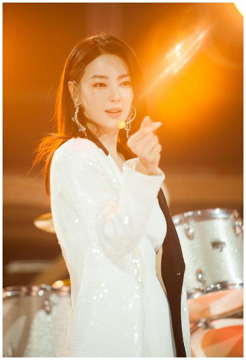 热搜常客张雨绮乘风破浪的姐姐热度高涨