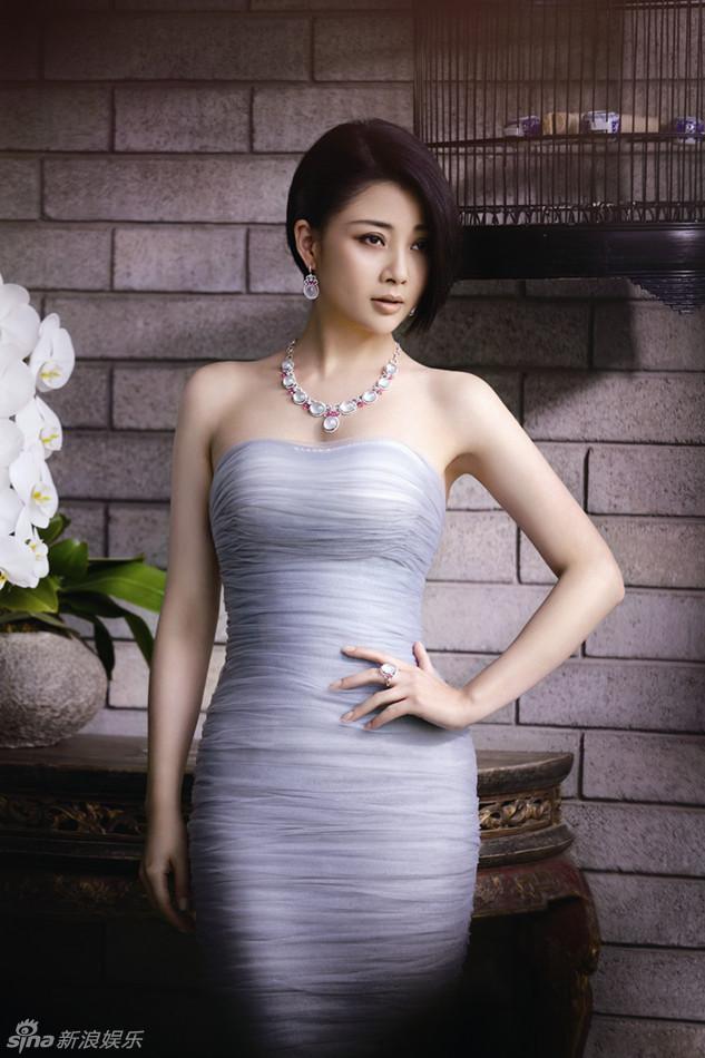  p>殷桃,1979年12月6日出生于重庆市沙坪坝区,中国内地女演员,毕业于 