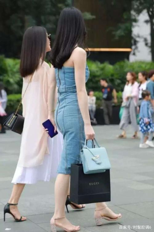 路上小姐姐秋天居然穿这么少,合适么?为了美简直拼了
