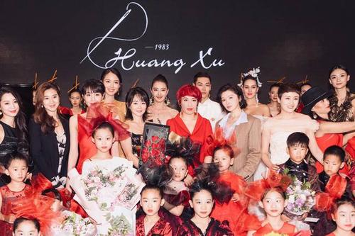 李萌萌亮相北京时装周 帅气西装尽显"男友力"