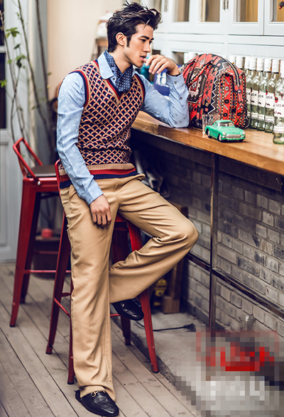 李治廷街拍穿搭示范 绅士look巧遇pop波普风格