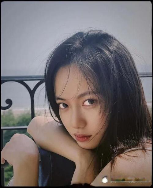 其中她最近接演了热门大片《误杀2》,她饰演女记者李安琪,泼辣任性