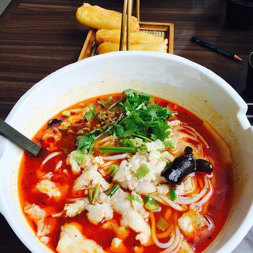 麻辣水煮鱼米线 其实不是很辣 不要被它的红汤汤.