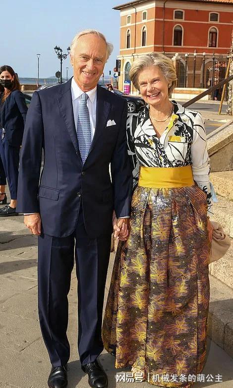 路易斯和未婚妻斯嘉丽,以及亚历珊德拉公主也有到场,但是二王妃克莱尔