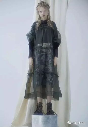 浪漫,神秘又荒诞的复古风!圣马丁才女用面料质感来讲述新奇历史故事.