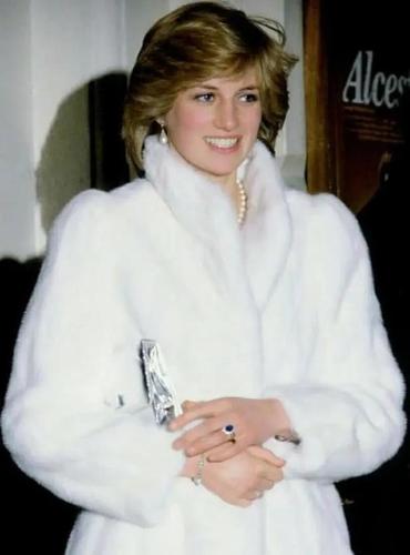 戴安娜王妃纪录片披露她四次自杀,聚焦她不幸的婚姻和