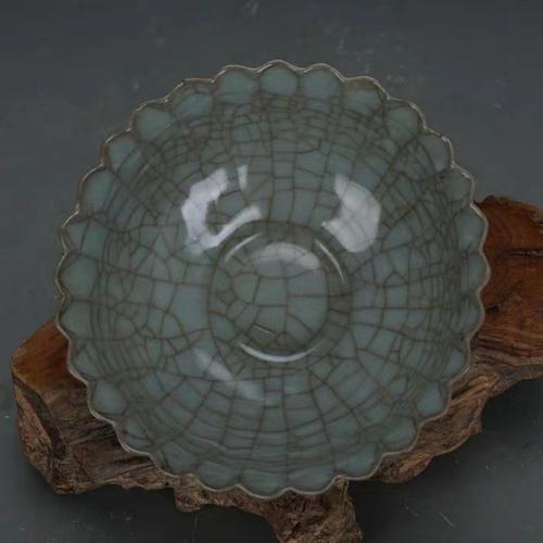 宋代官窑铁胎青釉开片葵口碗 仿出土官窑古瓷器 古玩收藏摆件