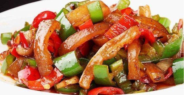精致美食:双椒烧茄子,辣椒鸡丁,西红柿烧豆腐,青红椒炒猪皮
