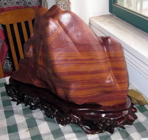 紫金石天然原石色彩鲜明,熠熠生辉,具有皇家气派,石体表面平坦凹凸,无