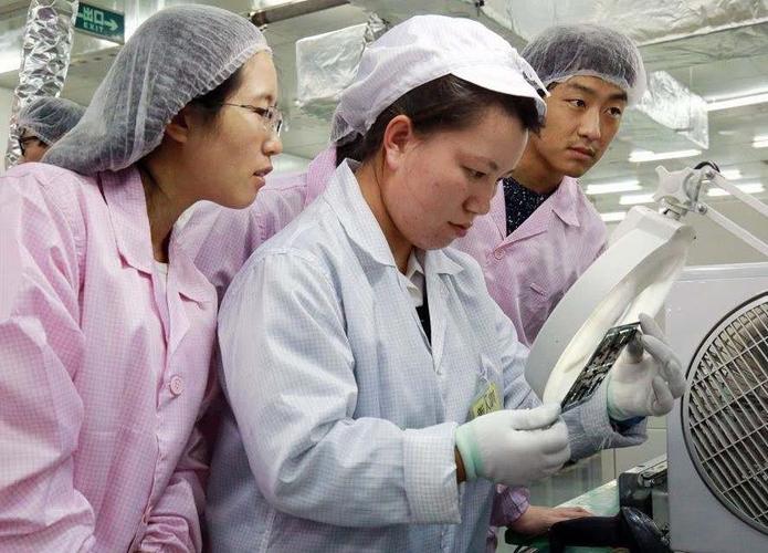 富士康车间员工,为何一天还不喝一杯水?知情人说出原因让人心酸