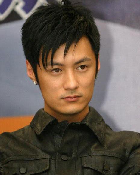 比起和周冬雨恋爱更惊人的是,余文乐的左眼是假的?