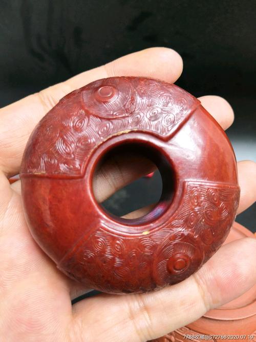 良渚时期老红玉挂件手件个个满身工艺